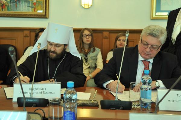 Подписано соглашение о сотрудничестве между Общецерковной аспирантурой и докторантурой и МГИМО